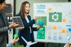 Mujer con maqueta solar y planeta expone estrategias de sustentabilidad en gráficos enfocados al análisis de ciclo de vida.