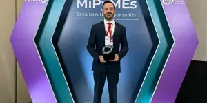 Reconocimiento en el escenario del FORO MiPymes 2024, destacando su participación en un evento organizado por Cemefi.