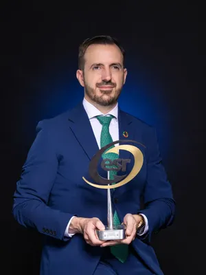 Con una expresión de orgullo, trofeo otorgado por Cemefi, reconociendo su labor en responsabilidad social empresarial.