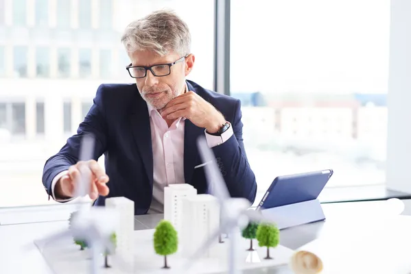 Un profesional analiza estrategias de seguridad digital y cumplimiento normativo, representando el enfoque que aborda qué es CyberVadis.