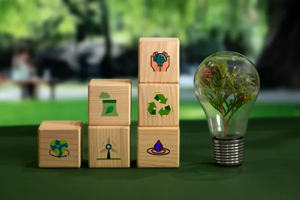 Bloques con íconos de reciclaje, energía limpia y cuidado del agua representan los principios que responden a qué es Ecovadis y su enfoque en la gestión sostenible.