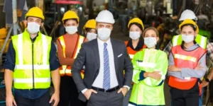 Vista general de un equipo de una industria con un cubrebocas confirmando su seguridad y porque merecieron el certificado de industria limpia.