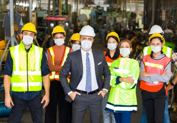 Vista general de un equipo de una industria con un cubrebocas confirmando su seguridad y porque merecieron el certificado de industria limpia.