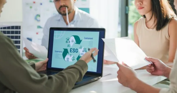 Vista enfocada a una laptop en donde se puede observar una presentación con relación a ESG para la obtención del certificado de industria limpia.