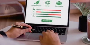 Enfoque en una laptop en donde se pueden ver algunos resultados sobre EcoVadis.