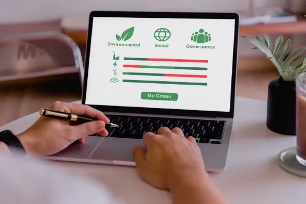 Enfoque en una laptop en donde se pueden ver algunos resultados sobre EcoVadis.