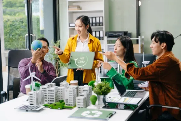 Vista general de un equipo de trabajo debatiendo sobre EcoVadis.