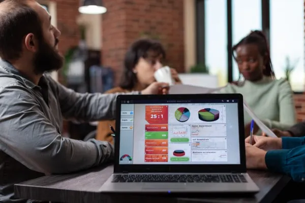 Enfoque en una computadora con datos negativos y positivos relacionados con los errores comunes que bajan tu score EcoVadis.