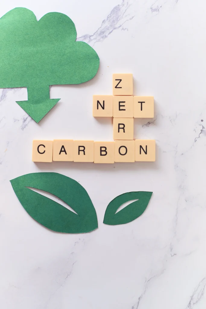 Vista completa de unas letras de tipo scrabble en donde se ven unos iconos relacionados con el medio ambiente.