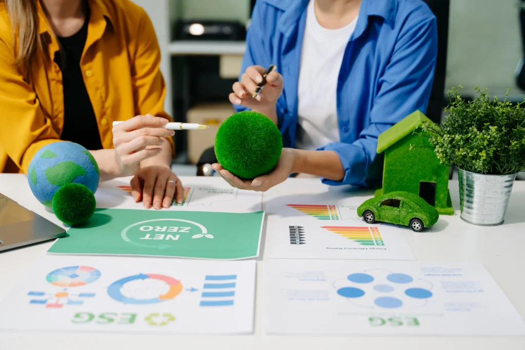 Vista completa de un equipo checando las herramientas ideales para dejar una huella de carbono para pymes.