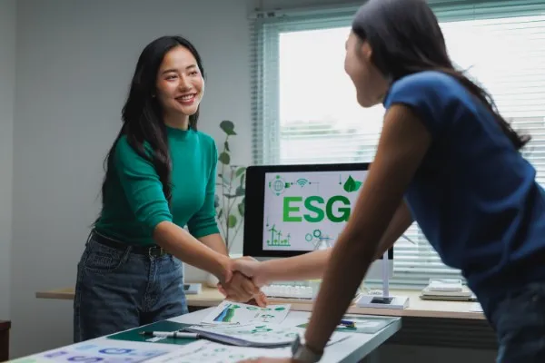 Vista general de dos mujeres estrechando su mano, después de una explicación de la metodología EcoVadis explicada paso a paso.